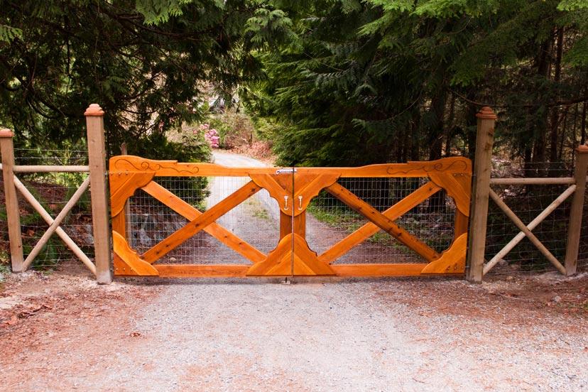 Custom wood gate design 3